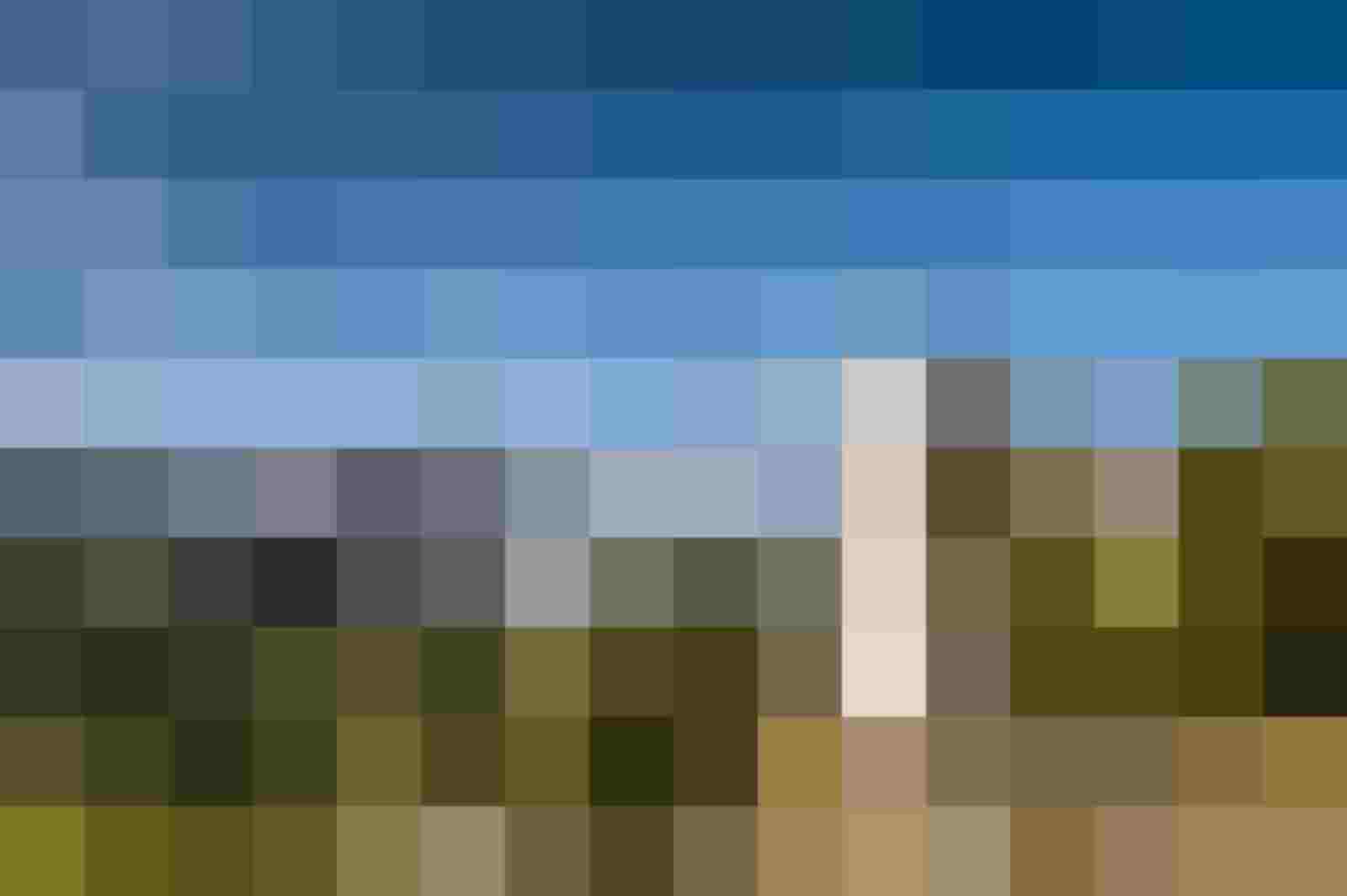 Brautpaar in alpine Kulisse, umgeben von Bergen, ideal für Hochzeiten auf der Unterhofalm.