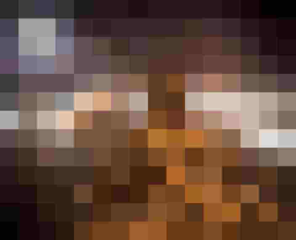 Kreature im Schnee bei Nacht, umgeben von leuchtenden Laternen und verschneiten Bergen.