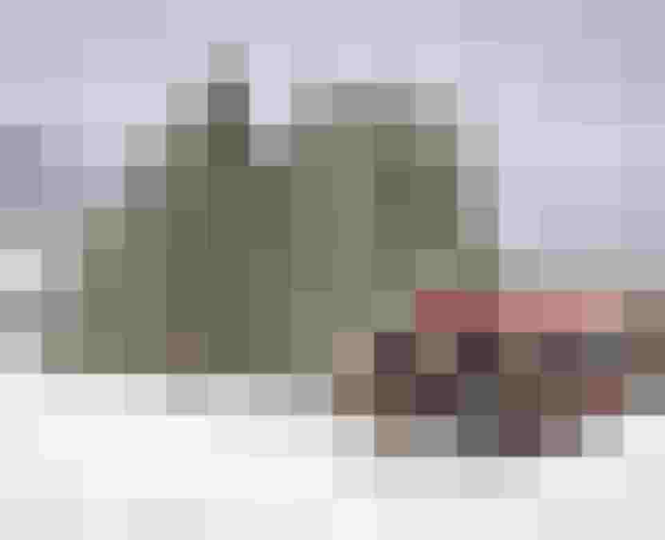 Pferdeschlittenfahrt durch die verschneite Winterlandschaft der Alpen.